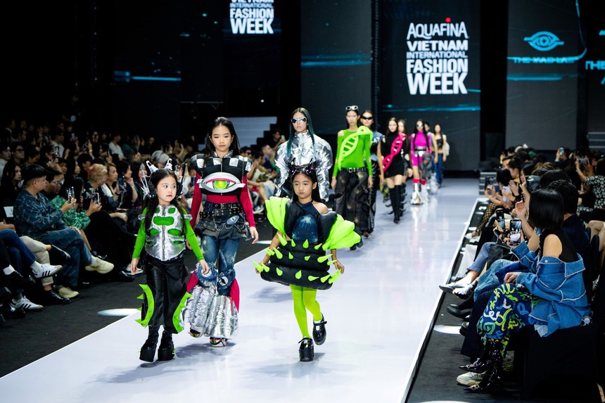 Bùi Hoàng Hạ An gây ấn tượng trong trang phục của NTK Phạm Trần Thu Hằng tại VIFW 2023 - Ảnh 3.