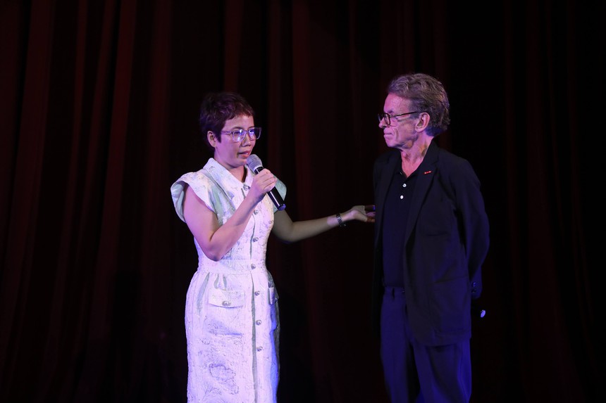 Khán giả xúc động khi xem vở nhạc kịch 'Viên đá ngũ sắc' - Ảnh 1.