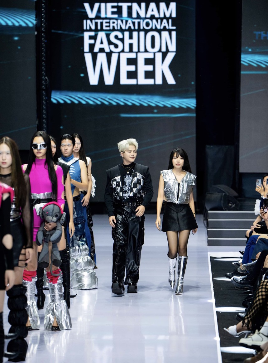 Bùi Hoàng Hạ An gây ấn tượng trong trang phục của NTK Phạm Trần Thu Hằng tại VIFW 2023 - Ảnh 4.