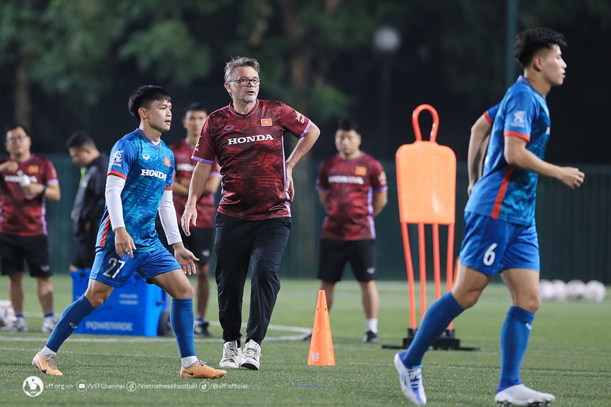 HLV Troussier: ‘Nếu ai không sẵn sàng có thể ra về, tôi cũng vậy' - Ảnh 2.