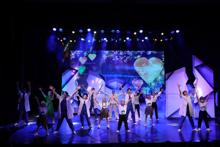 Khán giả xúc động khi xem vở nhạc kịch 'Viên đá ngũ sắc' - Ảnh 2.