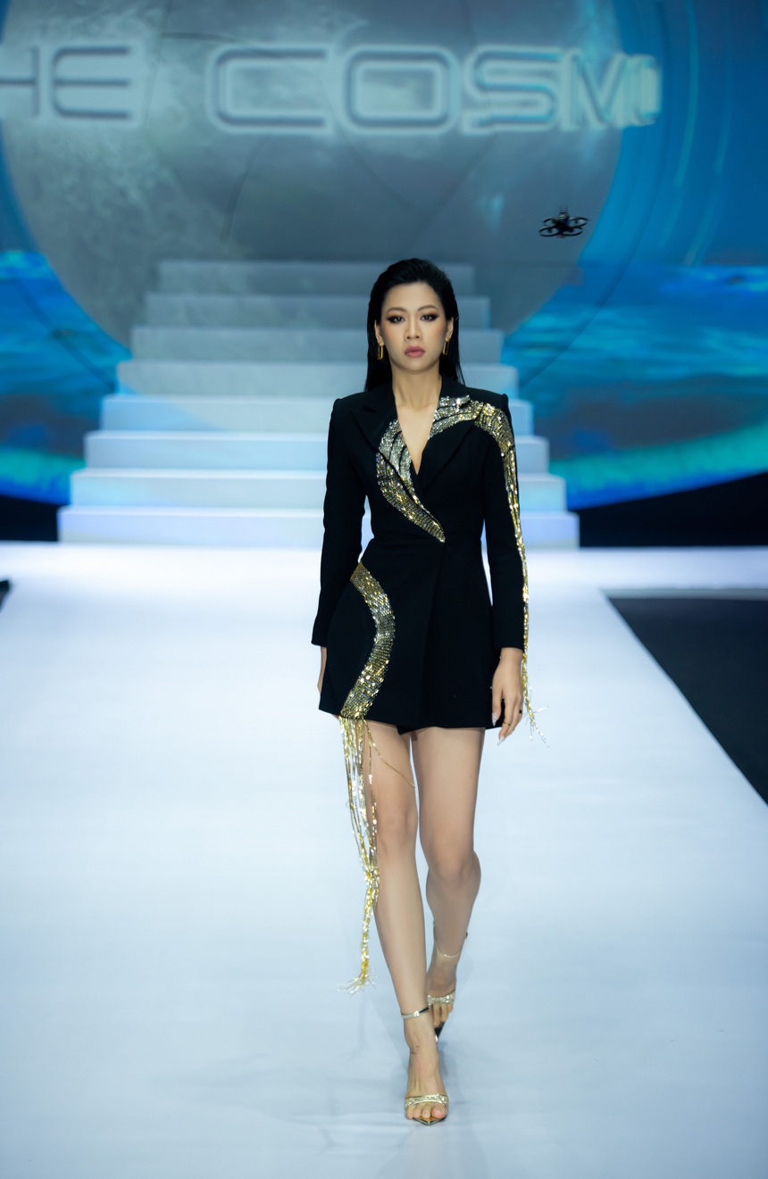 NTK Lê Ngọc Lâm 'thời trang hoá' bài thơ 'Đoàn thuyền đánh cá' - Ảnh 10.