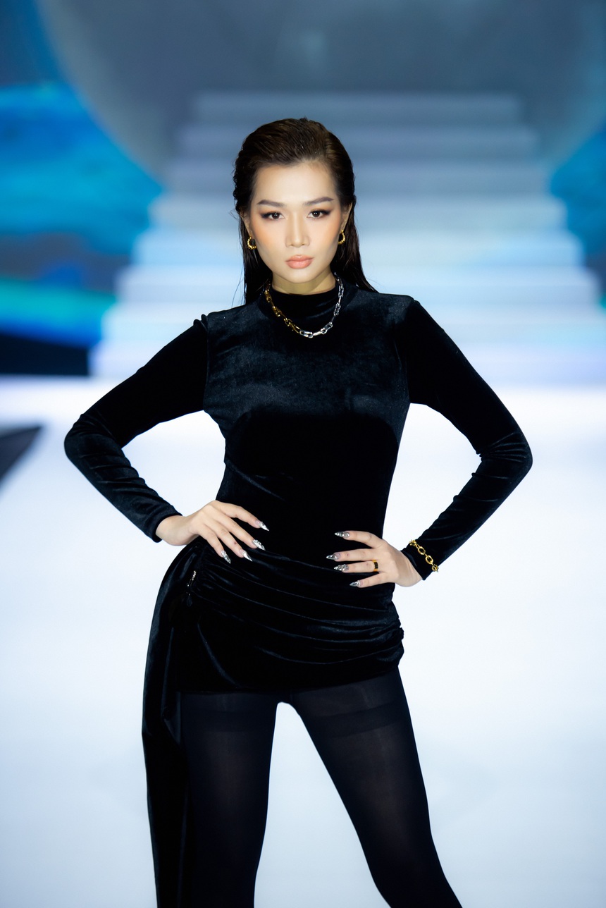 NTK Lê Ngọc Lâm 'thời trang hoá' bài thơ 'Đoàn thuyền đánh cá' - Ảnh 11.