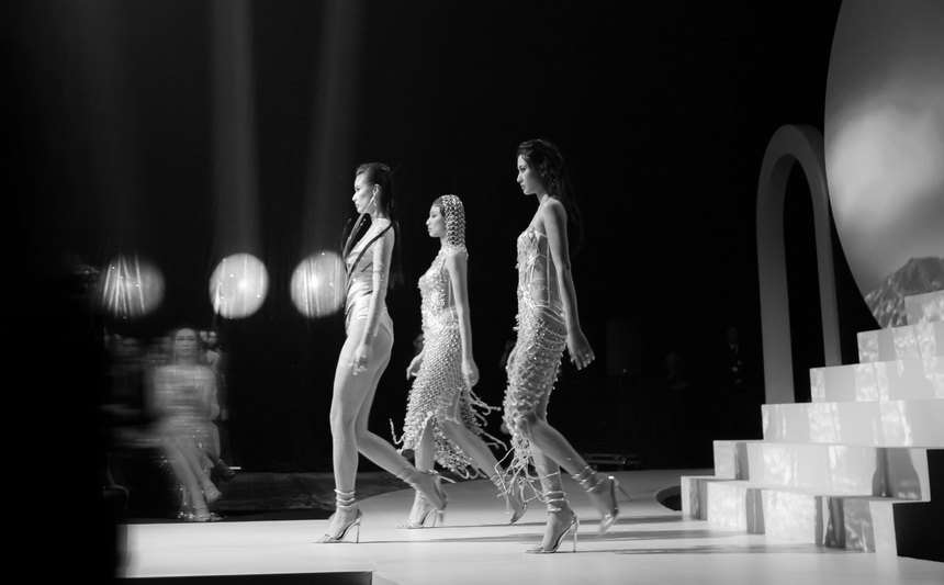 NTK Lê Ngọc Lâm 'thời trang hoá' bài thơ 'Đoàn thuyền đánh cá' - Ảnh 2.