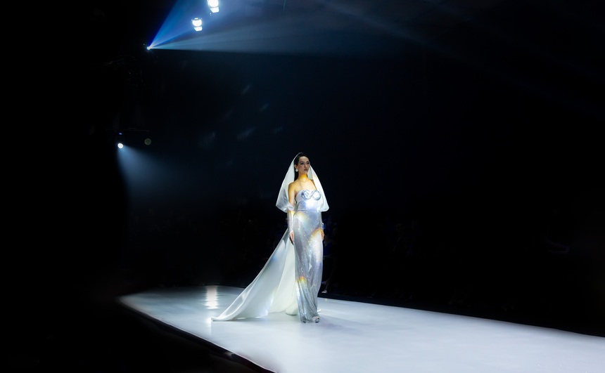 NTK Lê Ngọc Lâm 'thời trang hoá' bài thơ 'Đoàn thuyền đánh cá' - Ảnh 4.