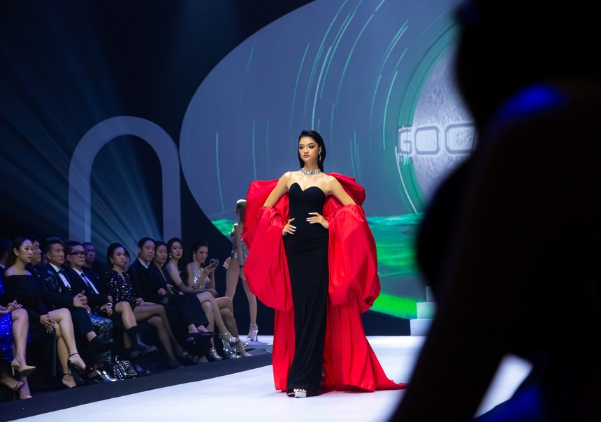 NTK Lê Ngọc Lâm 'thời trang hoá' bài thơ 'Đoàn thuyền đánh cá' - Ảnh 7.