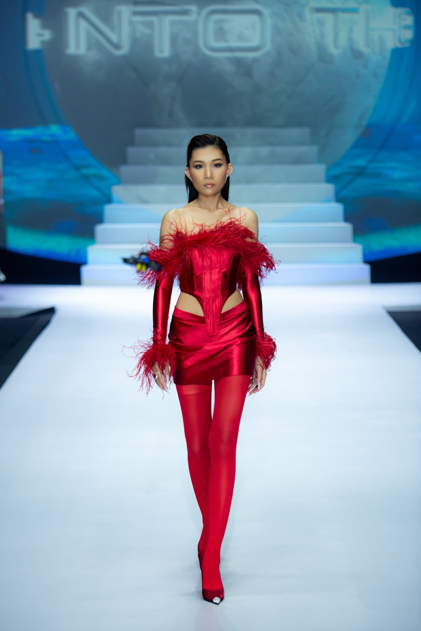 NTK Lê Ngọc Lâm 'thời trang hoá' bài thơ 'Đoàn thuyền đánh cá' - Ảnh 8.