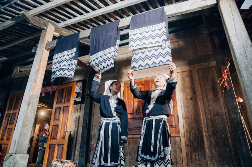 “Sáp ong – Sắc chàm” - Trải nghiệm độc đáo về nghệ thuật vẽ sáp ong trên vải - Ảnh 3.