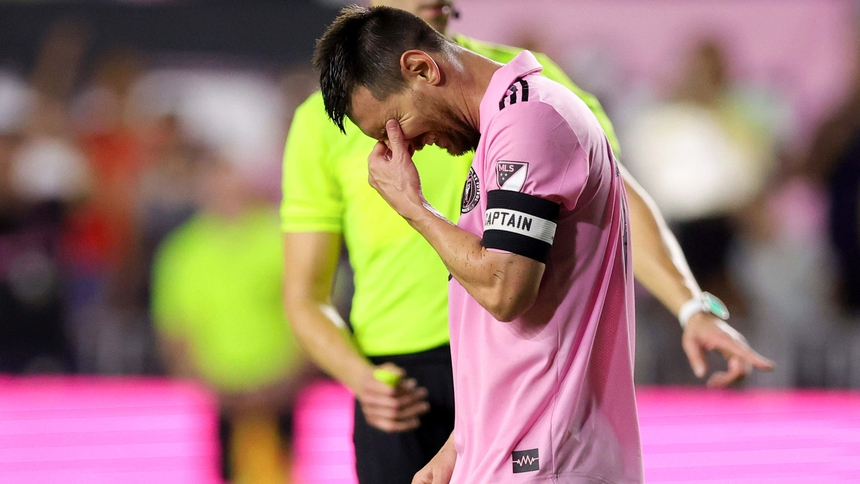 Messi khoe Quả bóng vàng với triệu fan Inter Miami, bị đối thủ phá hỏng bữa tiệc bằng thất bại cay đắng - Ảnh 4.