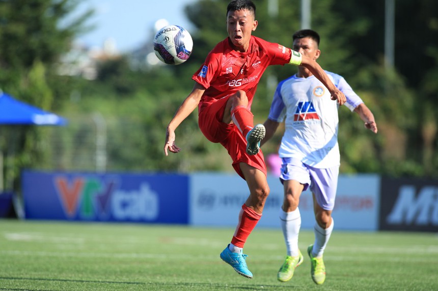 Bóng lăn trong tuần: Bóng đá "phủi" vào vụ - Ảnh 1.