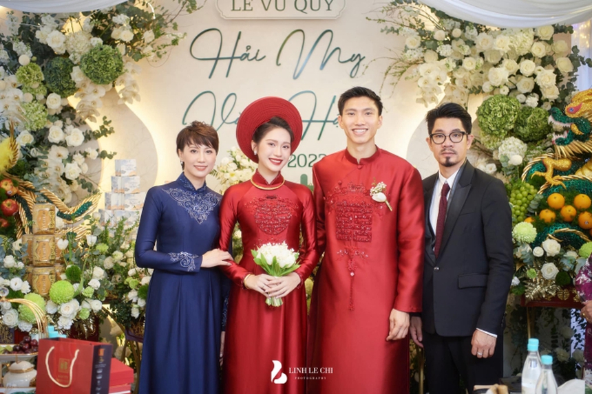 Bố vợ Đoàn Văn Hậu xuất hiện cực chất như Iron Man, khiến nhiều người trầm trồ trong lễ cưới con gái cưng - Ảnh 4.