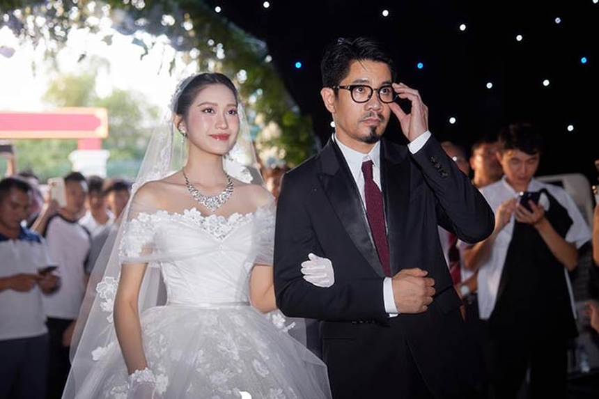 Bố vợ Đoàn Văn Hậu xuất hiện cực chất như Iron Man, khiến nhiều người trầm trồ trong lễ cưới con gái cưng - Ảnh 2.