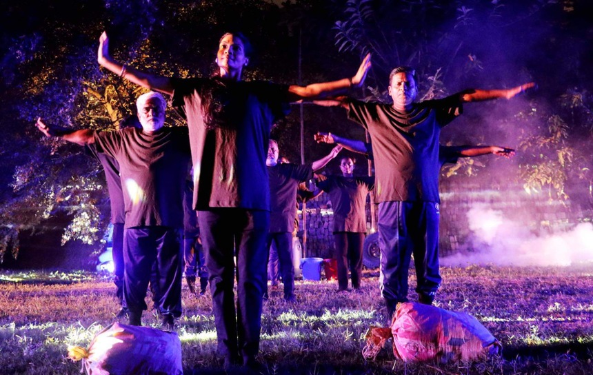 Các nghệ sĩ Bangladesh dựng vở 'Huyền thoại tuổi thanh xuân' của đạo diễn Lê Quý Dương - Ảnh 1.