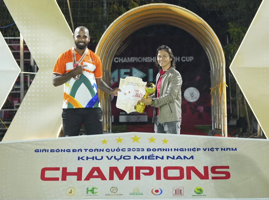 Cựu cầu thủ TP.HCM ghi dấu ấn trên sân "phủi" - Ảnh 4.