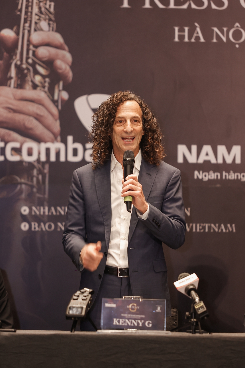 Kenny G thả tim chào khán giả trước đêm diễn - Ảnh 1.