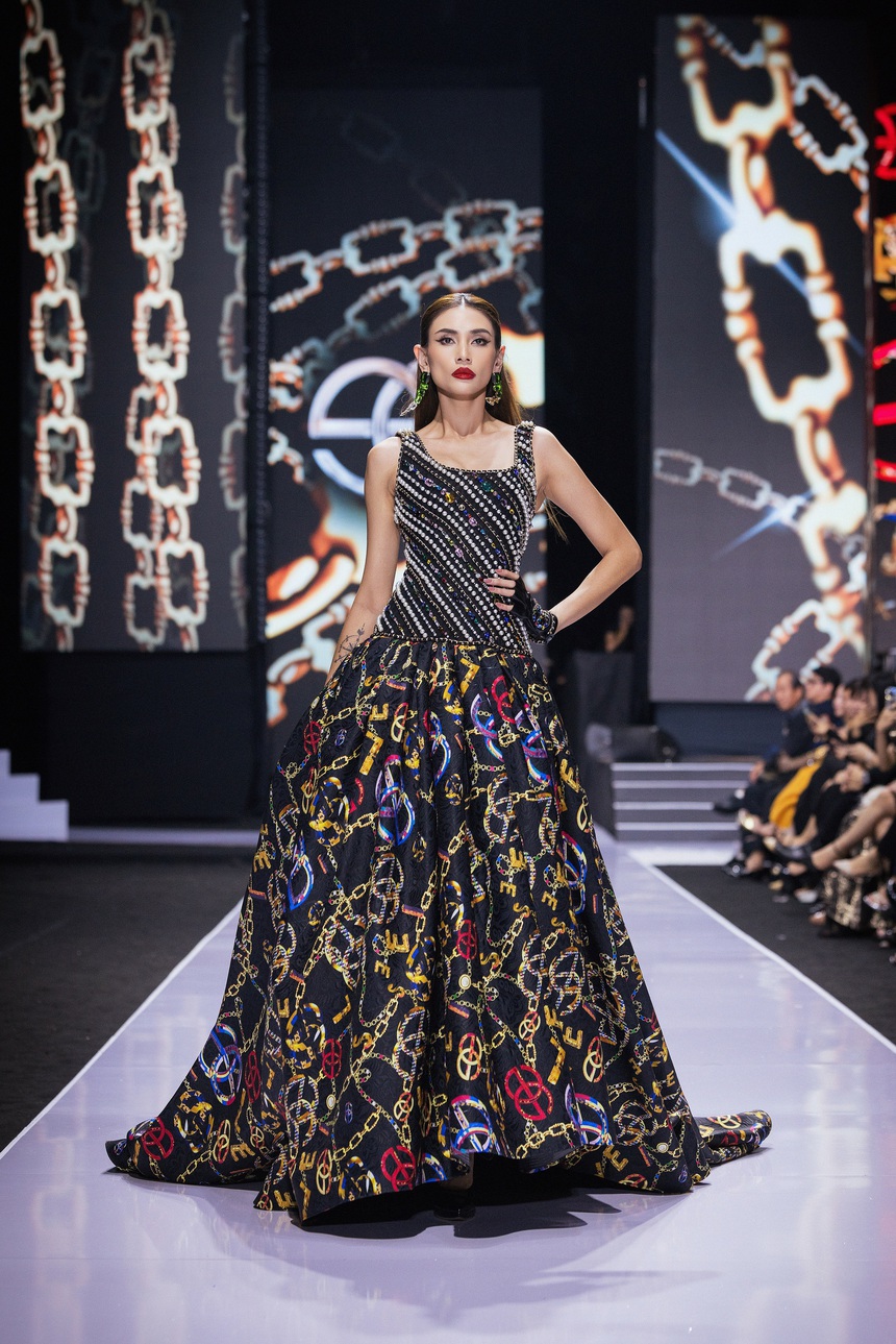 Hoa hậu Mai Phương, Á hậu Phương Nhi đọ sắc trên sàn diễn thời trang - Ảnh 7.