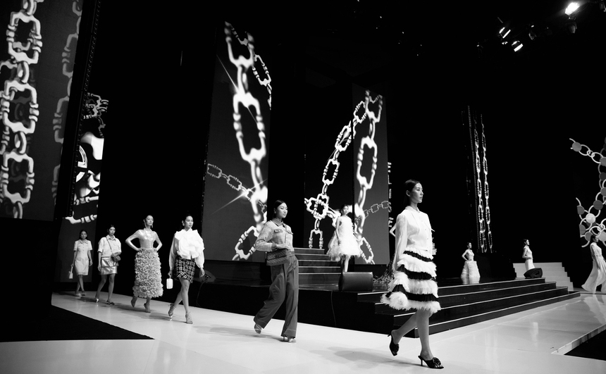 Hoa hậu Mai Phương, Á hậu Phương Nhi đọ sắc trên sàn diễn thời trang - Ảnh 15.