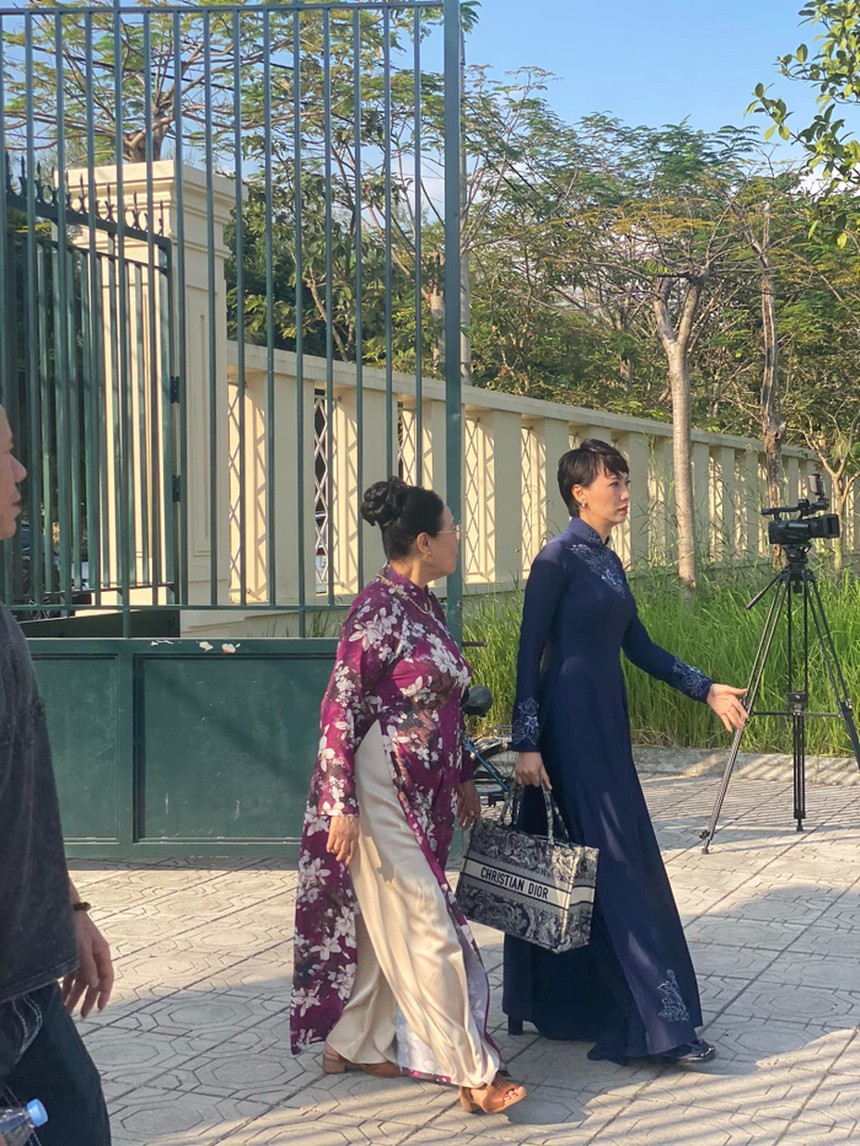 Mẹ vợ Đoàn Văn Hậu khiến CĐM trầm trồ về nhan sắc cực… đỉnh, dự đám cưới như đi sự kiện với túi hiệu 80 triệu đồng - Ảnh 3.