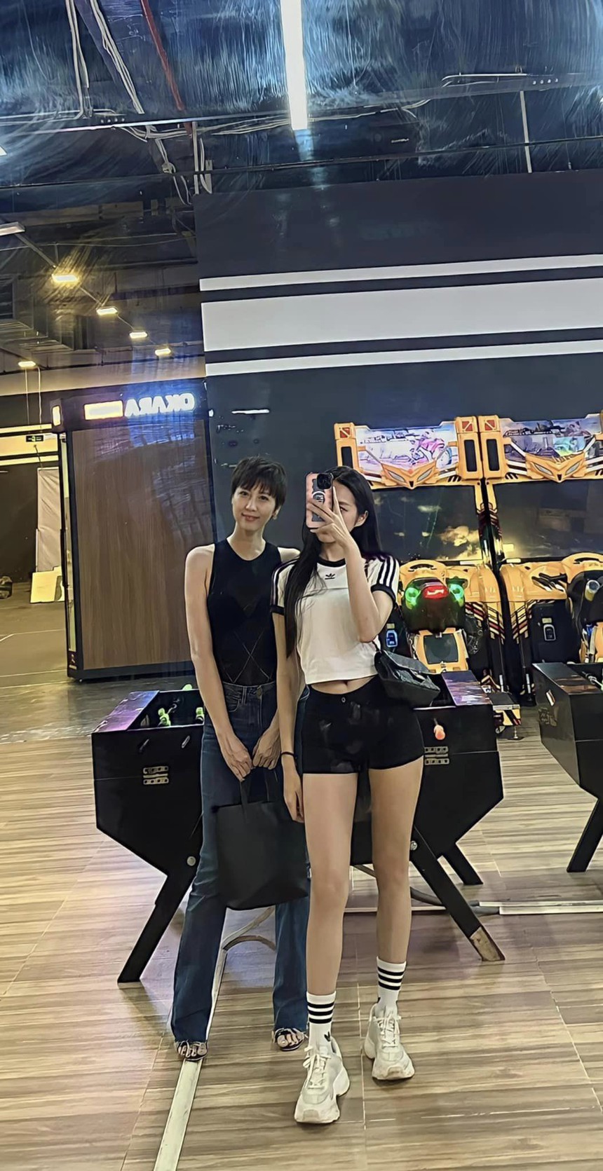 Mẹ vợ Đoàn Văn Hậu khiến CĐM trầm trồ về nhan sắc cực… đỉnh, dự đám cưới như đi sự kiện với túi hiệu 80 triệu đồng - Ảnh 13.