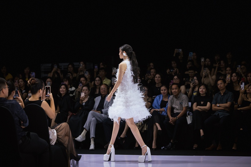 Hoa hậu Mai Phương, Á hậu Phương Nhi đọ sắc trên sàn diễn thời trang - Ảnh 2.