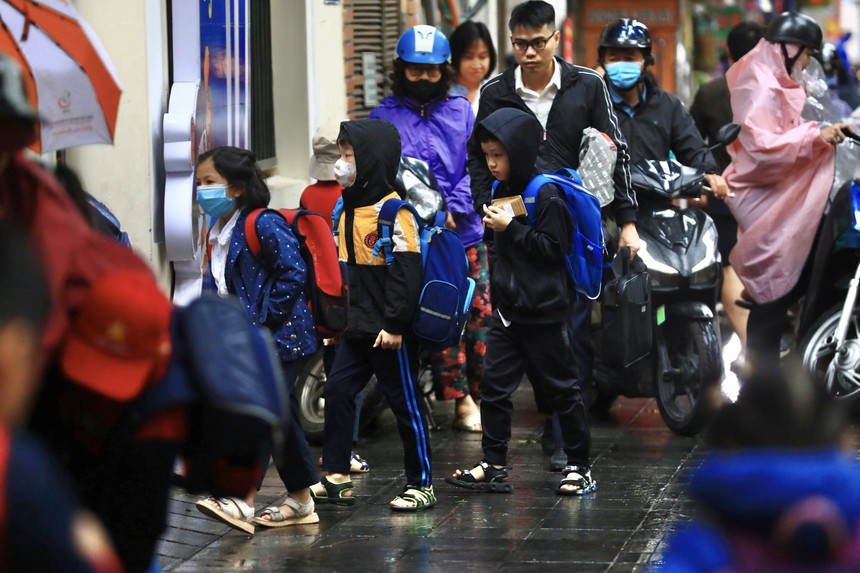  Hà Nội: Mưa rét kèm tắc đường trong ngày đầu tuần - Ảnh 10.