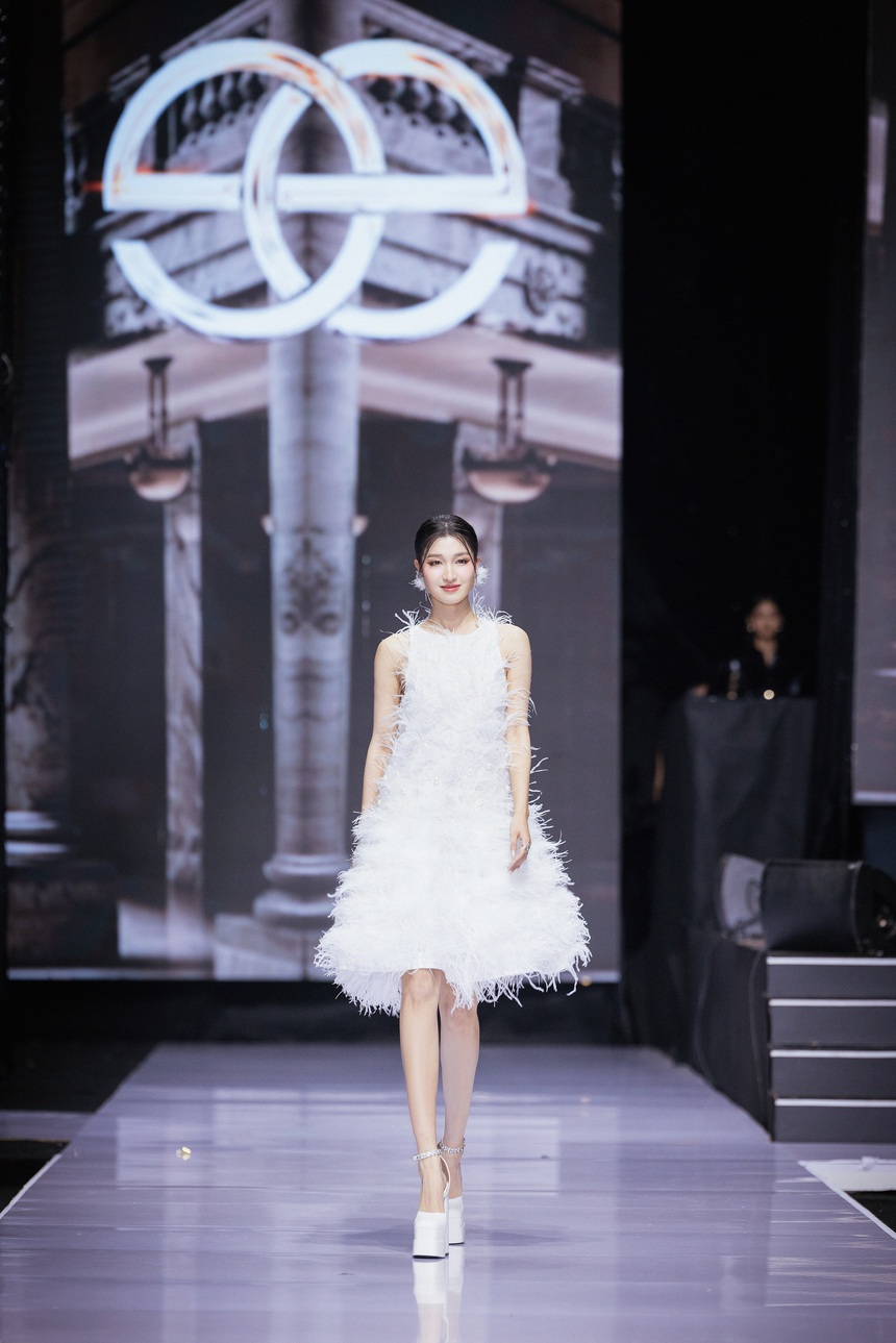 Hoa hậu Mai Phương, Á hậu Phương Nhi đọ sắc trên sàn diễn thời trang - Ảnh 3.
