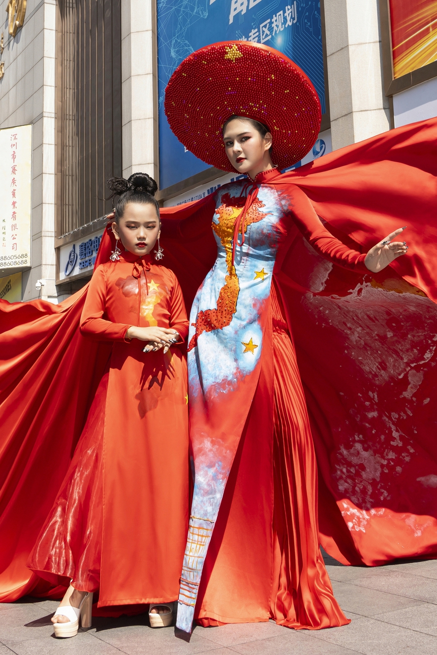 NTK Thạch Linh gây 'náo loạn' ở phố đi bộ Trung Quốc - Ảnh 5. NTK Thạch Linh gây 'náo loạn' ở phố đi bộ Trung Quốc - Ảnh 5.