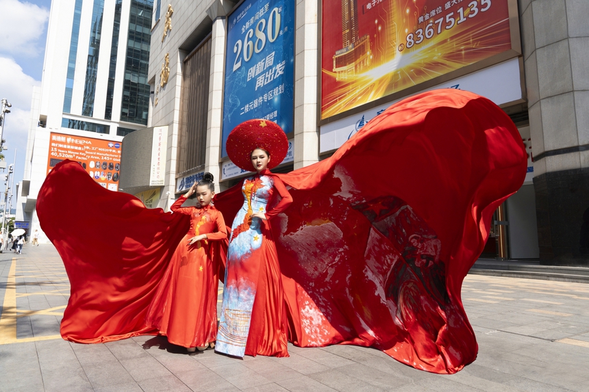 NTK Thạch Linh gây 'náo loạn' ở phố đi bộ Trung Quốc - Ảnh 3. NTK Thạch Linh gây 'náo loạn' ở phố đi bộ Trung Quốc - Ảnh 3.