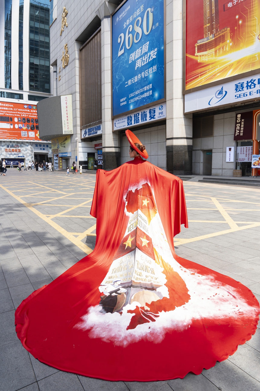 NTK Thạch Linh gây 'náo loạn' ở phố đi bộ Trung Quốc - Ảnh 2. NTK Thạch Linh gây 'náo loạn' ở phố đi bộ Trung Quốc - Ảnh 2.