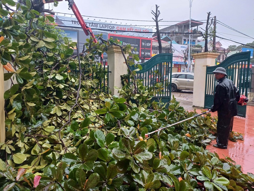 Mưa lớn, nhiều địa phương cho học sinh nghỉ học - Ảnh 1.