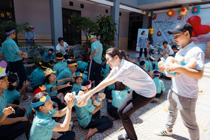 "Hành trình tình thương của i9 Quỹ Tương Lai: Hơi ấm nơi những trái tim kém may mắn" - Ảnh 7.