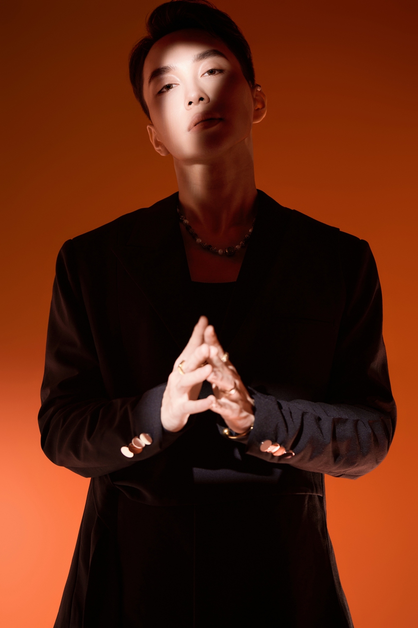 'Mùa thu đến rồi anh ơi' của Quốc Tuấn: Giữa ồn ào showbiz, có lối đi lặng lẽ - Ảnh 2.