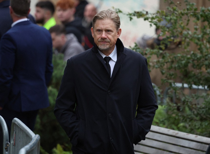 CHÙM ẢNH Các huyền thoại MU và Sir Alex đượm buồn ngày đưa tang Sir Bobby Charlton - Ảnh 4.