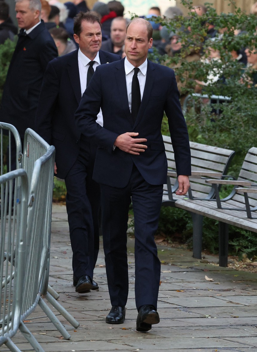 CHÙM ẢNH Các huyền thoại MU và Sir Alex đượm buồn ngày đưa tang Sir Bobby Charlton - Ảnh 8.