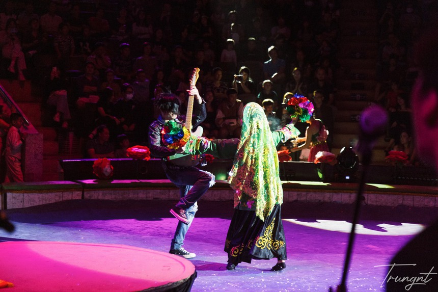 Khi rocker 'làm xiếc' - Ảnh 4.