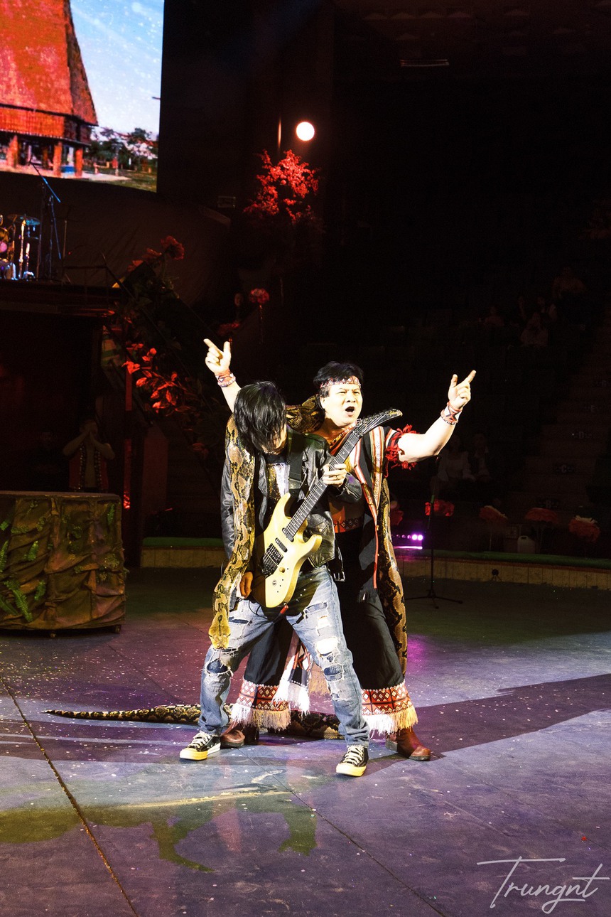 Khi rocker 'làm xiếc' - Ảnh 2.