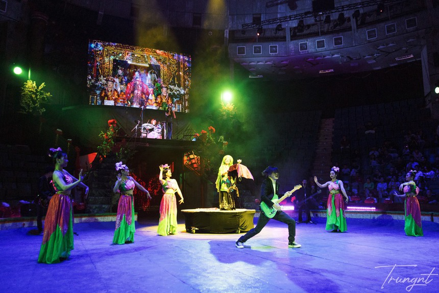 Khi rocker 'làm xiếc' - Ảnh 7.