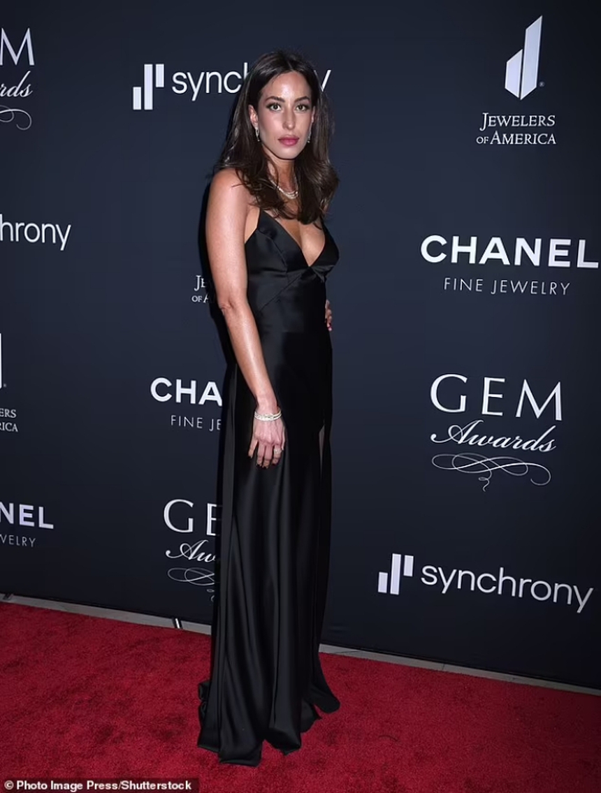 Tài tử Brad Pitt vẫn đắm đuối bạn gái kém 27 tuổi - Ảnh 2.