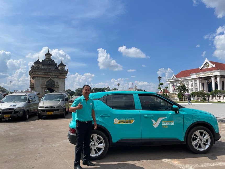 Du khách Việt trải nghiệm VF5 taxi xanh ở Lào - Ảnh 1. Du khách Việt trải nghiệm VF5 taxi xanh ở Lào - Ảnh 1.