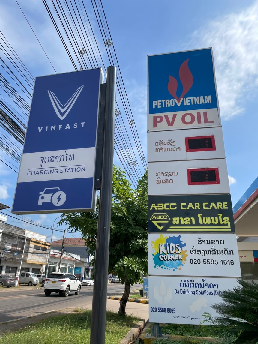 Du khách Việt trải nghiệm VF5 taxi xanh ở Lào - Ảnh 3. Du khách Việt trải nghiệm VF5 taxi xanh ở Lào - Ảnh 3.