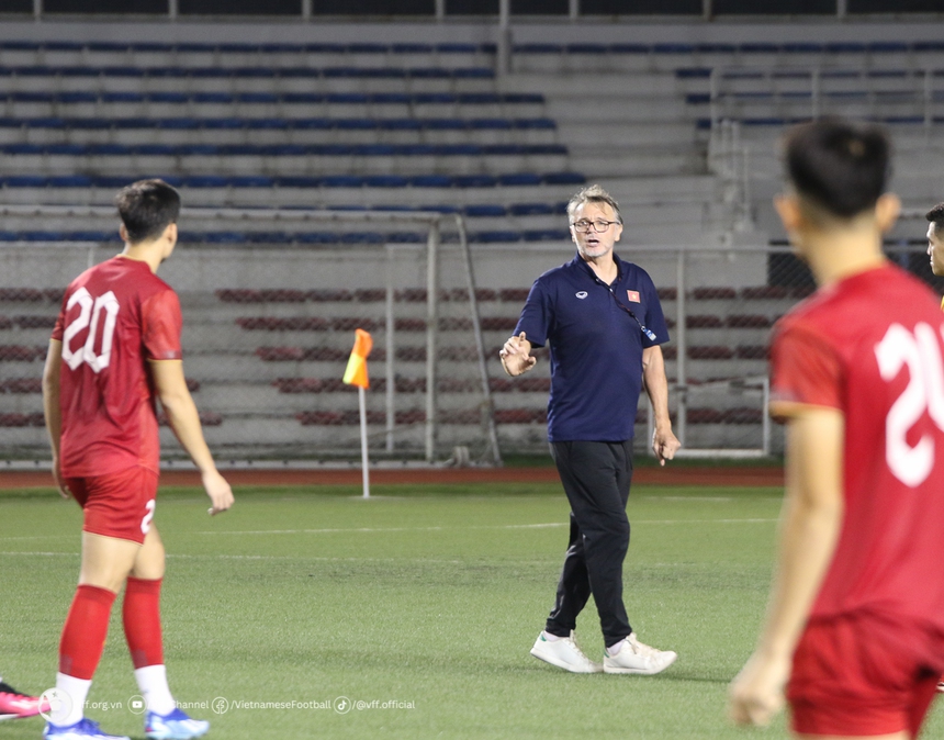 Tin nóng bóng đá Việt sáng 16/11: Văn Toàn xin lời khuyên từ Công Phượng, HLV Troussier 'truyền lửa' cho cầu thủ - Ảnh 3.