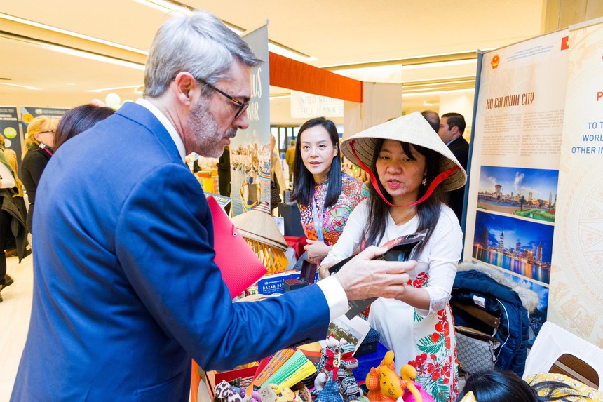 Quảng bá sản phẩm mỹ nghệ, nông sản và ẩm thực Việt Nam tại Hội chợ quốc tế Liên hợp quốc - Ảnh 3.