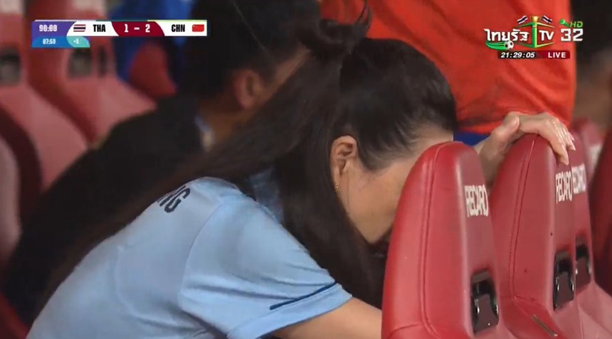Madam Pang gục đầu thất vọng, báo Thái Lan lo sốt vó sau khi ‘Voi chiến’ thua ngược ĐT Trung Quốc  - Ảnh 2.