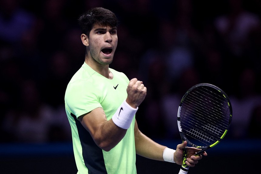 Rublev đập vợt đến chảy máu đầu gối trong trận thua Carlos Alcaraz ở ATP Finals - Ảnh 4. Rublev đập vợt đến chảy máu đầu gối trong trận thua Carlos Alcaraz ở ATP Finals - Ảnh 4.