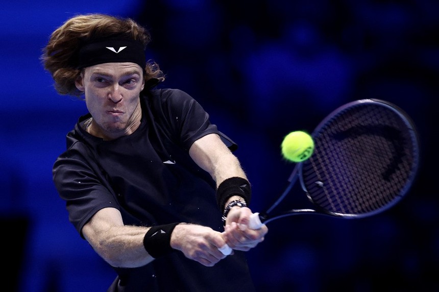 Rublev đập vợt đến chảy máu đầu gối trong trận thua Carlos Alcaraz ở ATP Finals - Ảnh 3. Rublev đập vợt đến chảy máu đầu gối trong trận thua Carlos Alcaraz ở ATP Finals - Ảnh 3.