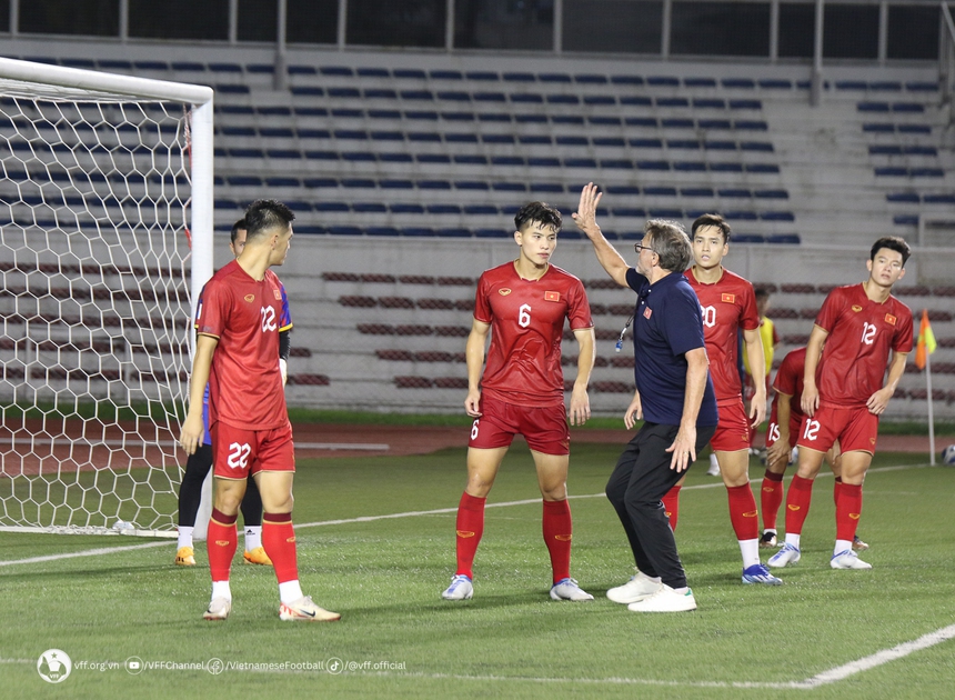 ĐT Việt Nam tăng cường luyện tập một bài phòng ngự để khắc chế ĐT Philippines - Ảnh 4.