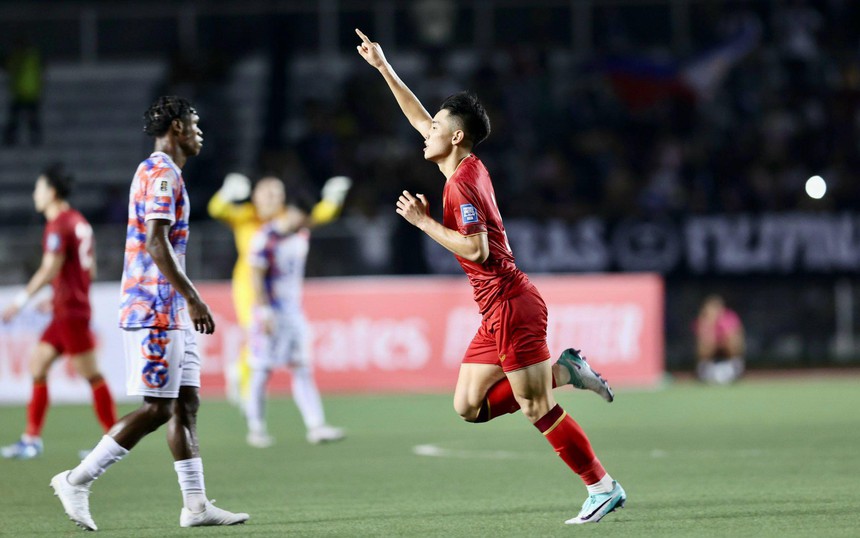 Hàng công V-League đáng báo động, HLV Troussier phải thăm Công Phượng - Ảnh 2.