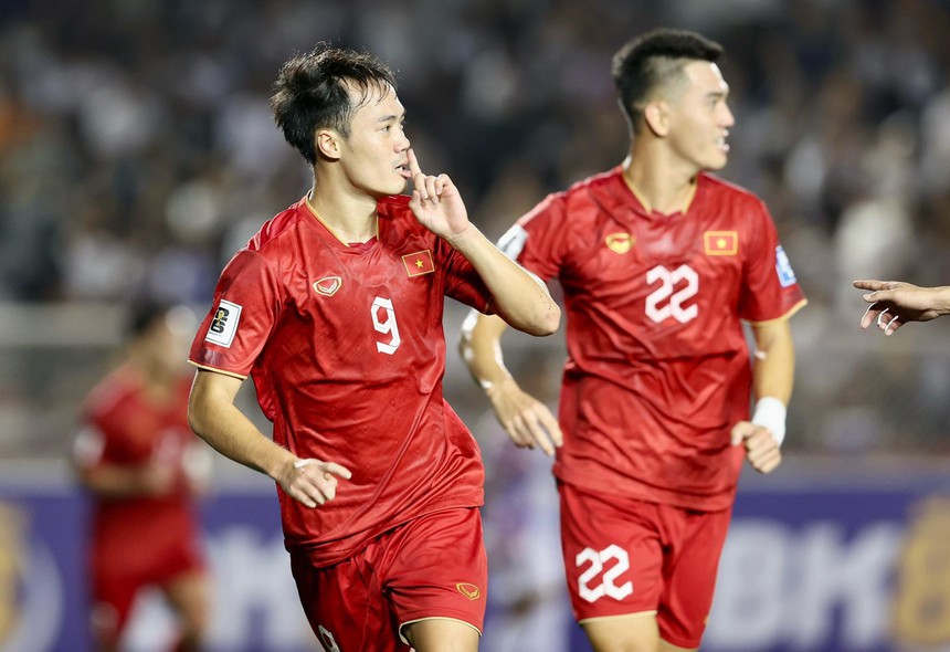 Tin nóng bóng đá Việt 11/12: Tỷ lệ đi tiếp của ĐT Việt Nam tại Asian Cup, Tiến Linh được HLV khen - Ảnh 2.