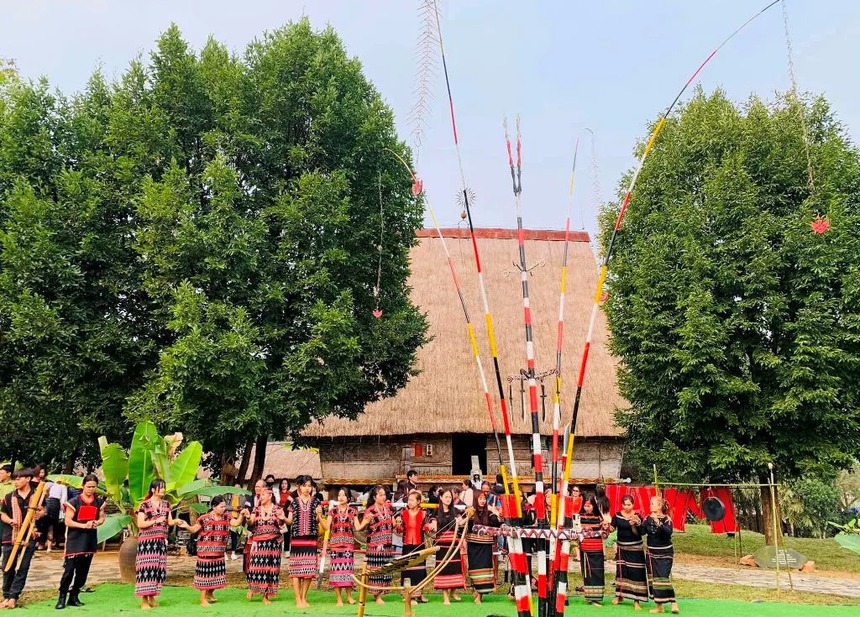 Thưởng  ngoạn những cây Nêu đặc biệt của văn hóa vùng cao tại Hà Nội - Ảnh 1.