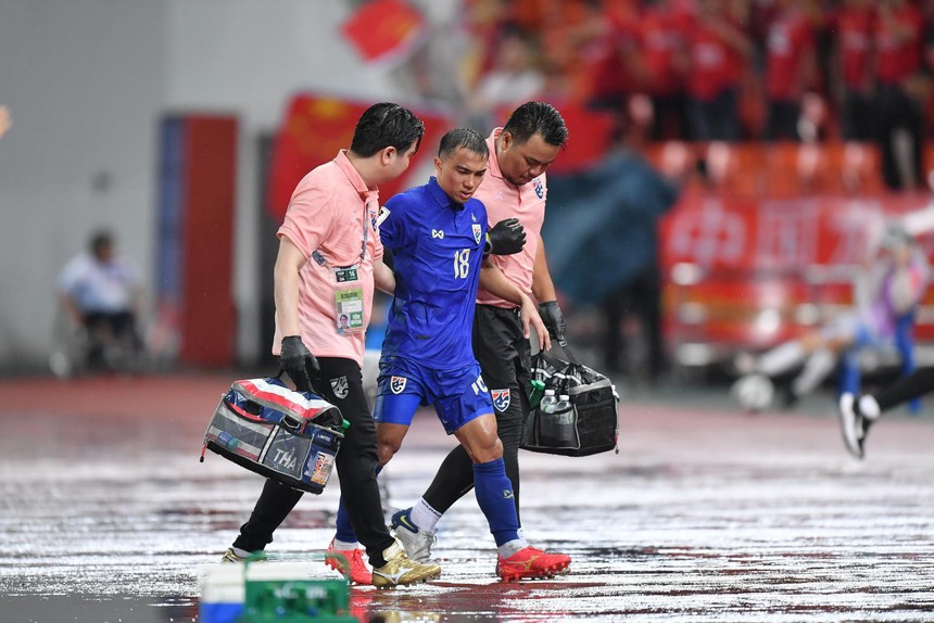 ĐT Thái Lan nhận thêm 2 tin xấu sau trận thua ngược ĐT Trung Quốc, cơ hội đi tiếp càng giảm - Ảnh 2. ĐT Thái Lan nhận thêm 2 tin xấu sau trận thua ngược ĐT Trung Quốc, cơ hội đi tiếp càng giảm - Ảnh 2.